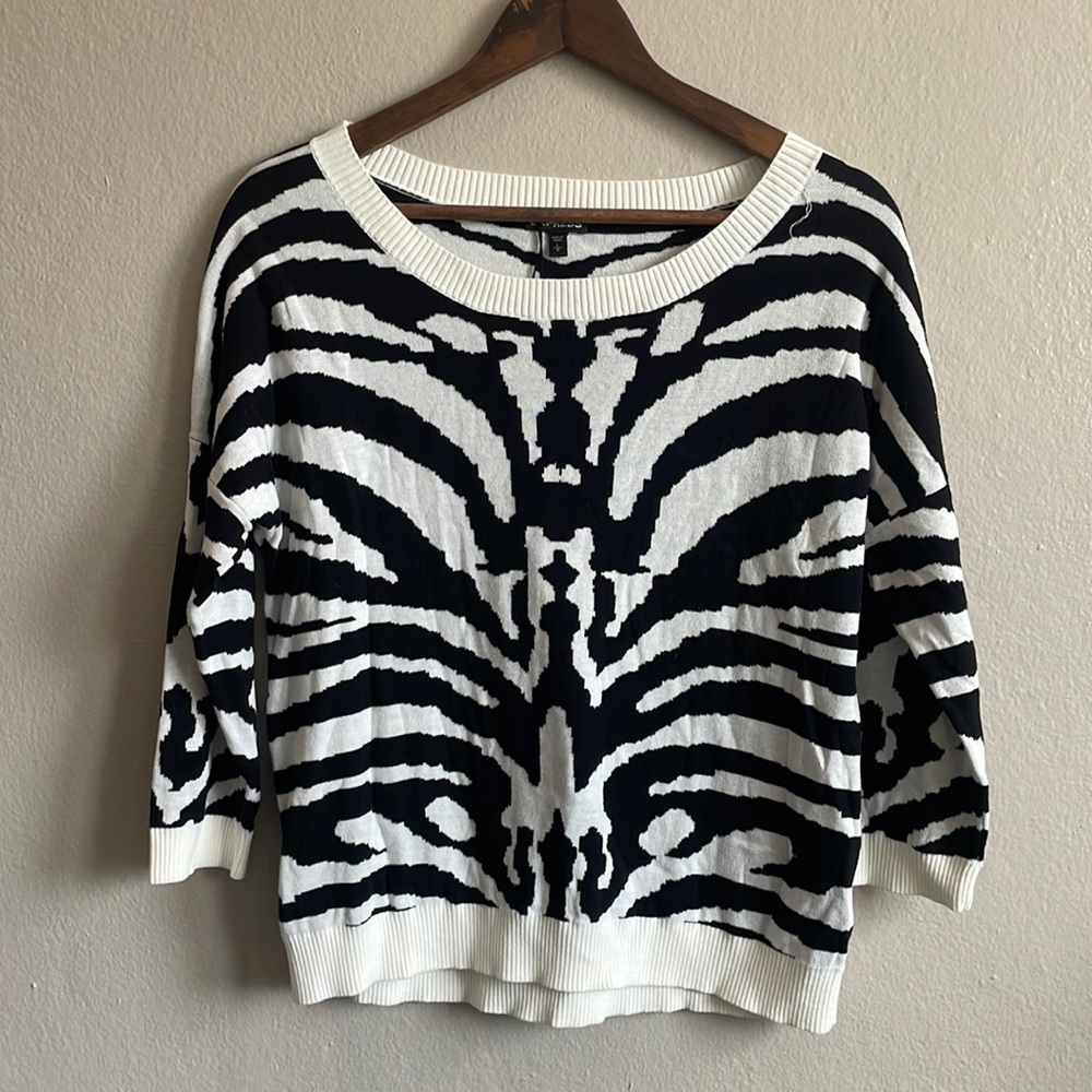 Black and white sweater-Size Large